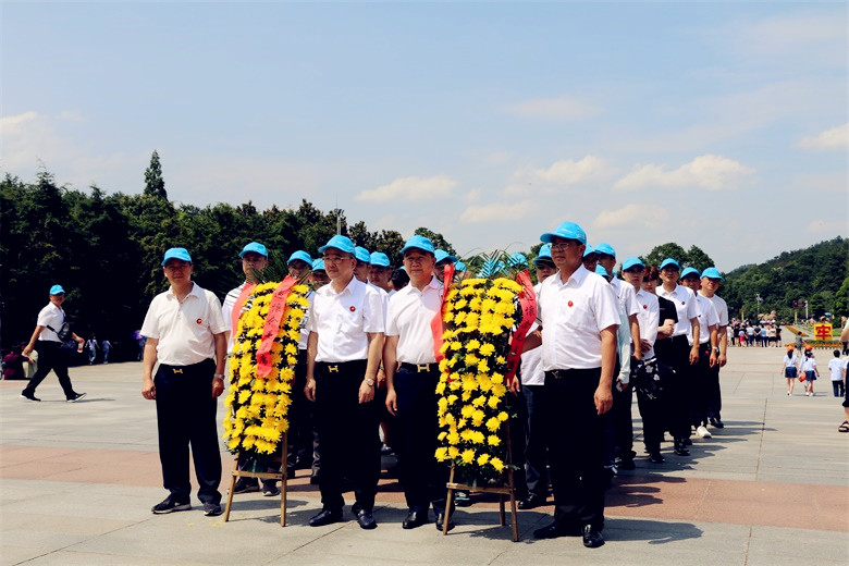 7.19在毛澤東同志紀念廣場向毛主席銅像敬獻花籃 -2.JPG