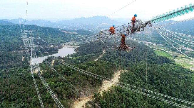 國網(wǎng)湖北送變電公司施工人員在湖北黃岡地區(qū)駐馬店—武漢1000千伏特高壓交流工程工地開展最后的附件安裝作業(yè)_副本.jpg